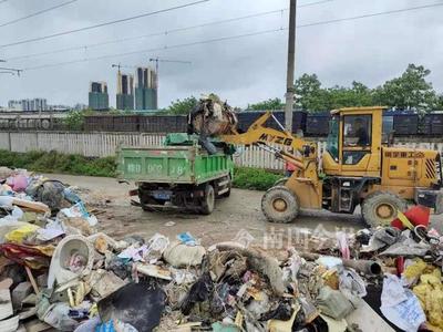 40吨“垃圾山”惊现铁路沿线，城管火速清运15车护安全